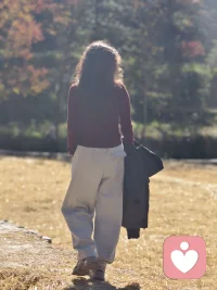 躯体化其实是对内部客体的攻击。如果一个人无法向外部的坏客体（如施虐的父母、苛刻的老板）表达愤怒，这股破坏性的能量可能会转向自身，攻击自己的器官。胃溃疡常被动力学治疗师解释为“在消化无法消化的愤怒”。配图