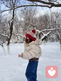 太感性过不了柴米油盐， 太理性过不了风花雪夜。 余生只愿手执烟火以谋生， 心怀诗意以谋爱， 过成自己喜欢的样子。配图