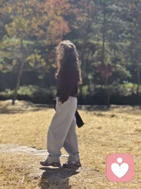 当你的伴侣对你发了不合理的脾气，试着不要立刻反击。也许他们刚刚经历了一场你不知道的“战斗”。这并不意味着你要忍受，但理解防御机制能帮你更冷静地划定界限：“我感觉到你很生气，但我怀疑这不仅仅是因为我忘了关灯。”配图