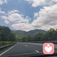 人生就和开车是一样的，都是知道起点和终点，且有规划的路线，但是路上仍然会碰见各种路况、人况和车况，影响我们到终点的时间和心情。配图