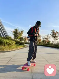 人果然一到中年，一身反骨. 想换滑板的冲动又来了.配图