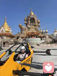没成为很厉害的大人，没成为很成熟的女性，
也还没被无趣吞没。仍然会为一场晚霞驻足，
仍然会为一句歌词动容，仍然会在某个瞬间，
觉得自己还可以往前走走。配图