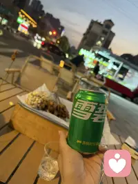 一个普通的晚上，30岁的钱女士，翻遍通讯录也不知道约谁，于是点了一些烧烤，坐在路边听歌 安安静静地待了一晚上.却很开心.配图