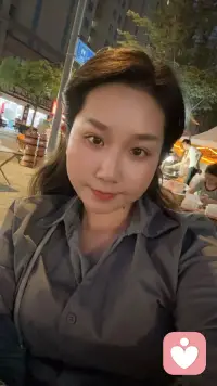 一个普通的晚上，30岁的钱女士，翻遍通讯录也不知道约谁，于是点了一些烧烤，坐在路边听歌 安安静静地待了一晚上.却很开心.配图