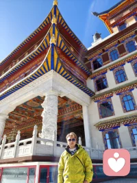 我不是来解决问题的，我是来陪你一起，看见情绪、拥抱情绪、放过情绪。配图