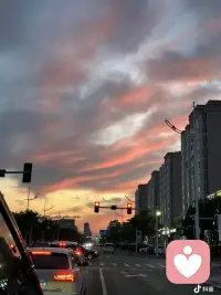 人生不过三万天，别总把自己困在过去的遗憾和未来的焦虑里。好好活在当下，多去感受阳光、草木和山川湖海，让自然的能量滋养自己。适时清空脑袋，不瞎想，不多想，专注当下。所谓水到绝境是飞瀑，人到绝境是重生。愿你脱此枷锁，还自己一个自由身。配图