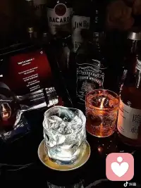 人生不过三万天，别总把自己困在过去的遗憾和未来的焦虑里。好好活在当下，多去感受阳光、草木和山川湖海，让自然的能量滋养自己。适时清空脑袋，不瞎想，不多想，专注当下。所谓水到绝境是飞瀑，人到绝境是重生。愿你脱此枷锁，还自己一个自由身。配图