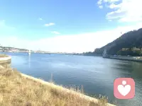 人生不过三万天，别总把自己困在过去的遗憾和未来的焦虑里。好好活在当下，多去感受阳光、草木和山川湖海，让自然的能量滋养自己。适时清空脑袋，不瞎想，不多想，专注当下。所谓水到绝境是飞瀑，人到绝境是重生。愿你脱此枷锁，还自己一个自由身。配图