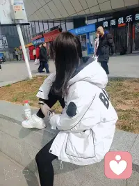 人生不过三万天，别总把自己困在过去的遗憾和未来的焦虑里。好好活在当下，多去感受阳光、草木和山川湖海，让自然的能量滋养自己。适时清空脑袋，不瞎想，不多想，专注当下。所谓水到绝境是飞瀑，人到绝境是重生。愿你脱此枷锁，还自己一个自由身。配图