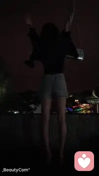 人生不过三万天，别总把自己困在过去的遗憾和未来的焦虑里。好好活在当下，多去感受阳光、草木和山川湖海，让自然的能量滋养自己。适时清空脑袋，不瞎想，不多想，专注当下。所谓水到绝境是飞瀑，人到绝境是重生。愿你脱此枷锁，还自己一个自由身。配图