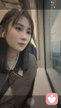 坐在厦门的火车上，带着无比快乐的心情出发，你们有不开心的，可以像我出去走走，配图