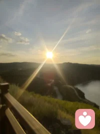 生活明朗，万物可爱，
心里有光，脚下有路，
不纠结过往，不焦虑未来，
只管开心，万事皆顺！✨配图