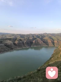 皖北水乡，养心利辛。
西淝河碧波荡漾，湿地白鹭翩飞；
展沟烧饼香飘街巷，阚疃板鸡风味悠长。
一城人文，满目青绿，这就是大美利辛。配图