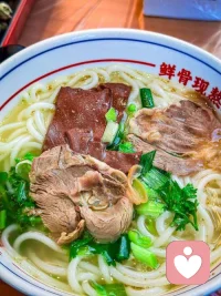 人间烟火气，最抚凡人心。这碗热汤，暖了胃，也安了心。把烦恼扔进汤里，和热气腾腾的生活撞个满怀。配图