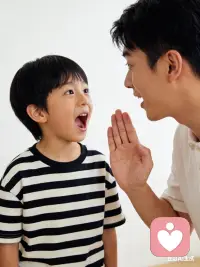 七、不想听孩子说话/敷衍时

❌ 别烦我，一边去
✅ 妈妈现在有点忙，等10分钟，我专门听你说。配图