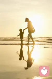 很多人把“恋母情结”妖魔化，其实它只是儿童心理发展的正常阶段。
真正该警惕的，是成年后依然无法独立、把母亲当人生唯一依靠、失去自我边界的人。
健康的亲情是滋养，不是捆绑。配图