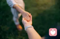 别把过度依赖当成孝顺，也别把控制当成爱。
成熟的亲子关系，是彼此尊重、互相独立，爱得温暖又有分寸。
懂得边界，才是对彼此最好的成全。配图