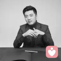 今天被张雪峰老师的消息戳中。
他用一生帮别人找方向，却在最该歇一歇的时候，突然离场。
原来人生最珍贵的，从来不是跑得多快、爬得多高，而是平安健康、细水长流。
我们都在赶路，别忘了偶尔停下来，听听身体的声音，抱抱自己。
愿我们都能：在奋斗里爱惜自己，在忙碌里守住初心。配图