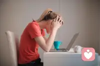 焦虑从来不是“洪水猛兽”，也不是我们的敌人，它是身体的警报、心理的反馈，提醒我们关注自己的身心状态、调整认知与生活方式。
 
我们不必强迫自己消除焦虑，而是要认清它的成因：接纳生理本能的存在，修正扭曲的认知思维，减少外界环境的干扰，疗愈过往的创伤。允许焦虑适度存在，带着它慢慢调整节奏，关注当下、接纳自己，才能在浮躁的世界里，找到内心的平静，与焦虑和平共处。
 
焦虑的存在，是为了让我们更清醒地生活，而非困住我们的脚步。配图