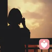 洗了一个澡，换了一身衣服，出了门却不知道去哪儿，不知道去找谁，只好漫无目地走着。旧人不知我近况，新人不知我过往。近况不该旧人知，过往不与新人讲。纵你阅人何其多，再无一人恰似我。正可谓酒逢知己千杯少，话不投机半句多。有些话在不懂你的人面前说反而矫情，还会说你显摆，有些话告诉了风，风会告诉整片森林。成年人都是孤独的，人生各自有渡口，所去的方向不同，孤独寂寞冷也是常态。