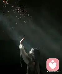 很久前听过的一段话：

人生的至暗时刻，大道理没用，鸡汤没用，蛋糕可乐奶茶火锅都没用，甚至家人和朋友们的爱也只能减缓焦虑却不能击退黑暗，真正把我从深渊里拉出来的，是我自己。没有人知道那段时光里我经历了什么，一分一秒熬过去之后，就已经不是从前那个自己了。

这个世界上，最困难的时候，往往只有自己能把自己从泥潭中拉出来。没有人能替你承受痛苦，也没有人能替你感受幸福。配图