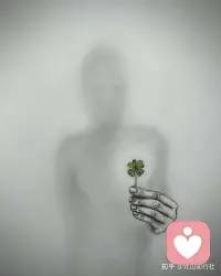 人只有在快乐的时候，运气才会变好。你越快乐，你的磁场频率就越高，
真正的修心，是让自己越来越安静、平和、乐观，
让整个磁场向上发展，能量正向流动，保持这种状态，一切美好便水到渠成。配图