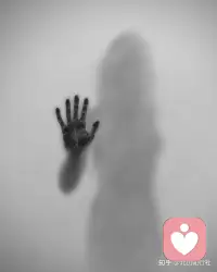 我告诉你，我前半辈子最大的错误，是总想把所有事都彻底搞定，后来才发现，人生绝大多数的难题，都不是用来解决的，而是用来承受和共存的。配图