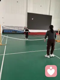 你绝对想不到一个出于善意的举动，竟然直接杀死了一只蝴蝶，一只蝴蝶在茧里挣扎了很久，看起来痛苦万分。善良的农夫看见了心生怜悯，拿来剪刀小心翼翼地把茧剪开，帮蝴蝶轻松的出来了。蝴蝶身子臃肿，翅膀干瘪，怎么都飞不起来，只能在地上爬行，最终被蚂蚁拖走。原来破茧的挣扎过程正是将身体的体液挤向翅膀，让翅膀变得强健有力的关键，缺少了这个必经的磨难，蝴蝶就永远失去了飞翔的能力，轻易得来的轻松往往暗藏着无法承受的代价。生命中那些看似痛苦的挣扎，恰恰是塑造你强大翅膀的力量。配图