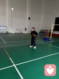 你绝对想不到一个出于善意的举动，竟然直接杀死了一只蝴蝶，一只蝴蝶在茧里挣扎了很久，看起来痛苦万分。善良的农夫看见了心生怜悯，拿来剪刀小心翼翼地把茧剪开，帮蝴蝶轻松的出来了。蝴蝶身子臃肿，翅膀干瘪，怎么都飞不起来，只能在地上爬行，最终被蚂蚁拖走。原来破茧的挣扎过程正是将身体的体液挤向翅膀，让翅膀变得强健有力的关键，缺少了这个必经的磨难，蝴蝶就永远失去了飞翔的能力，轻易得来的轻松往往暗藏着无法承受的代价。生命中那些看似痛苦的挣扎，恰恰是塑造你强大翅膀的力量。配图