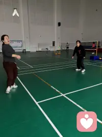 你绝对想不到一个出于善意的举动，竟然直接杀死了一只蝴蝶，一只蝴蝶在茧里挣扎了很久，看起来痛苦万分。善良的农夫看见了心生怜悯，拿来剪刀小心翼翼地把茧剪开，帮蝴蝶轻松的出来了。蝴蝶身子臃肿，翅膀干瘪，怎么都飞不起来，只能在地上爬行，最终被蚂蚁拖走。原来破茧的挣扎过程正是将身体的体液挤向翅膀，让翅膀变得强健有力的关键，缺少了这个必经的磨难，蝴蝶就永远失去了飞翔的能力，轻易得来的轻松往往暗藏着无法承受的代价。生命中那些看似痛苦的挣扎，恰恰是塑造你强大翅膀的力量。配图