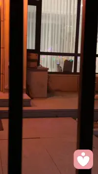 真正的爱是什么？爱是看见你而不评判你，爱是如你所是，而不是如我所愿，爱是不含诱惑的深情，没有敌意的坚决。爱通常会制造健康的分离，而不是制造忠诚。配图