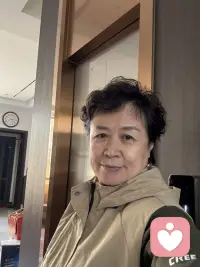 请你一定要相信你在别人身上看到的非凡和魅力，在你内心的深处也一定有这样的东西，否则你是认不出来的，你欣赏的人身上藏着你的品位和志趣，你厌恶的人身上藏着你的原则和底线，在我们对他人的态度中去照见自我，这就叫以人为镜，以人为镜可明得失，而你在他人在外在世界所看到的所有的美好你都有。配图