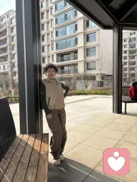 请你一定要相信你在别人身上看到的非凡和魅力，在你内心的深处也一定有这样的东西，否则你是认不出来的，你欣赏的人身上藏着你的品位和志趣，你厌恶的人身上藏着你的原则和底线，在我们对他人的态度中去照见自我，这就叫以人为镜，以人为镜可明得失，而你在他人在外在世界所看到的所有的美好你都有。配图