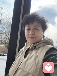 请你一定要相信你在别人身上看到的非凡和魅力，在你内心的深处也一定有这样的东西，否则你是认不出来的，你欣赏的人身上藏着你的品位和志趣，你厌恶的人身上藏着你的原则和底线，在我们对他人的态度中去照见自我，这就叫以人为镜，以人为镜可明得失，而你在他人在外在世界所看到的所有的美好你都有。配图