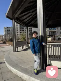 我有一心法特别管用，很多年它帮我稳住了无数次翻涌的情绪，也帮我跨过了很多我以为过不去的坎，它就一句话，“我的见识太少了。”这句话听起来像是骂自己，但实际上是在救我自己，以前我遇到让我愤怒的事情，我的第一反应永远都是这怎么能这样，这人怎么能这样？凭什么？我觉得世界应该按照我的剧本去演，所有人都应该符合我的标准，一旦不符合我就炸，后来我才发现我炸不是因为他错了，是我没见过这样的处理方式。我的世界太小了，小到容不下一点点的不一样，所以现在每当我情绪涌上来的时候，我就对自己说我的见识太少了，我竟然连这样的事情都没有见过。在这里愤怒这句话一出来我的情绪就会松动，因为他把我从审判者的位置上拉下来，让我变成了一个学习者，我不是在比较对错高低，我是在补课，这个世界又给我上了一课，让我知道原来还有这样的人，原来还有这样的事情，原来还可以这样活，人真的要走南闯北，要见天地，要见众生，要见自己，你要亲眼去看一看这个世界上有多少种活法，有多少种价值观，有多少种你觉得不应该，但是人家就是活得很好的人，否则你就会永远活在自己的小世界里，拿着自己的尺子去丈量世界，你觉得这个应该觉得那个不应该对错正常那个有病，真相是你觉得不应该的，只是你没有见过而已，你觉得不正常的，只是我们见识太少而已，其实所有能扰动我的事情，能让我愤怒的让我不舒服的，本质上都是一件事，它发生在了我的认知之外，就是我的见识太少了，这不是在否定自己，而是在告诉自己这个世界比我想的要大得多，比比我以为的要大得多，我还没有见过的东西，我还没有见过的事情多着，所以我不需要愤怒，我需要去看看。