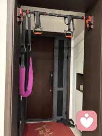 我有一心法特别管用，很多年它帮我稳住了无数次翻涌的情绪，也帮我跨过了很多我以为过不去的坎，它就一句话，“我的见识太少了。”这句话听起来像是骂自己，但实际上是在救我自己，以前我遇到让我愤怒的事情，我的第一反应永远都是这怎么能这样，这人怎么能这样？凭什么？我觉得世界应该按照我的剧本去演，所有人都应该符合我的标准，一旦不符合我就炸，后来我才发现我炸不是因为他错了，是我没见过这样的处理方式。我的世界太小了，小到容不下一点点的不一样，所以现在每当我情绪涌上来的时候，我就对自己说我的见识太少了，我竟然连这样的事情都没有见过。在这里愤怒这句话一出来我的情绪就会松动，因为他把我从审判者的位置上拉下来，让我变成了一个学习者，我不是在比较对错高低，我是在补课，这个世界又给我上了一课，让我知道原来还有这样的人，原来还有这样的事情，原来还可以这样活，人真的要走南闯北，要见天地，要见众生，要见自己，你要亲眼去看一看这个世界上有多少种活法，有多少种价值观，有多少种你觉得不应该，但是人家就是活得很好的人，否则你就会永远活在自己的小世界里，拿着自己的尺子去丈量世界，你觉得这个应该觉得那个不应该对错正常那个有病，真相是你觉得不应该的，只是你没有见过而已，你觉得不正常的，只是我们见识太少而已，其实所有能扰动我的事情，能让我愤怒的让我不舒服的，本质上都是一件事，它发生在了我的认知之外，就是我的见识太少了，这不是在否定自己，而是在告诉自己这个世界比我想的要大得多，比比我以为的要大得多，我还没有见过的东西，我还没有见过的事情多着，所以我不需要愤怒，我需要去看看。