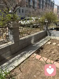 真实胜过完美，真实是一切的开始。什么叫做真实的活着？就是尊重你的感觉，追随你的心，而不是相信你的大脑，更不是按照人云亦云的活法去活。乔布斯在斯坦福大学有个著名的演讲，里面的一些名言就讲到要尊重你的感觉，追随你的心，而不是相信你的大脑。因为你以为头脑是自己的，但你的头脑往往充满了别人的教条，所谓的感觉就是你的情绪、情感、身体、体验，而这些体验其实都很普通，你的视觉、听觉、嗅觉、味觉、触觉这些各种各样的感觉，也包括你的状态都是由这些非常平常的东西组成，所以大家不要觉得尊重自己的感觉，包括做到真实是一件特别复杂的事，因为有很多人一直活在头脑里，一直按照别人的教条去活，所以他们确实不知道何为真实，其实真实就是这么简单，