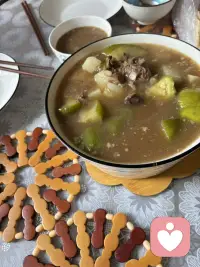 最高境界就在这4句话中，一苍蝇议论对错，英雄一路前行，带着破绽去行动，而非抱着完美去批判。二不必惧怕结果，投入当下即是圆满。三不必苦等意义，做事本身及意义。四，在常不如意的世界里仍不断焕发热情，并实现重要的梦想是真正的生命哲学。配图