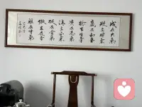 童年得到的爱是孩子一身抵抗风雨的底气，让孩子在面对生活的风浪时依然能保持内心的稳定与勇气。父母要永远记得和孩子站在一起面对问题，而不是站在问题这边打败孩子，放下完美父母的执念，去真正看见孩子的需求，去回应他的感受，让孩子感受到他是被看见、被理解、被支持的。这种无条件的爱足以支持孩子一生幸福。配图