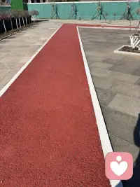 童年得到的爱是孩子一身抵抗风雨的底气，让孩子在面对生活的风浪时依然能保持内心的稳定与勇气。父母要永远记得和孩子站在一起面对问题，而不是站在问题这边打败孩子，放下完美父母的执念，去真正看见孩子的需求，去回应他的感受，让孩子感受到他是被看见、被理解、被支持的。这种无条件的爱足以支持孩子一生幸福。配图