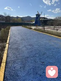 人生这一场游戏我一直以来都坚持的，就是我愿意为我的错误买单，但我从不后悔我任何的决定。之所以事与愿违，只是因为我能力不够，能力不够，我就继续努力。人不可能每一步都正确，我不想回头看，也不想去批判当年的自己，我大大方方的为我的认知买单，也没有什么好自责的，如果让我重新来一次，以我当时的阅历对人性的认知程度，我猜我还是会踩同样的坑，所以我始终相信我所走之路、所遇之人、所留遗憾都是我应该经历的，他们陪我玩这一场人间游戏，让我成为了我！还有什么不满意的？配图