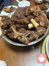 三种心理学心法，即相信自己、行动替代和屏蔽镜像神经元。在相信自己的基础上，通过亲测和亲身经历，可以有效地实现行动。行动替代是指不要过度追求目标，而是迈出第一步，避免陷入完美主义。屏蔽镜像神经元则是指避免复制身边人的认知和情绪，保护自己的频率。在不确定的世界中，坚定自信是唯一能确定的力量，而坚定的意志是唯一能确定的力量。配图