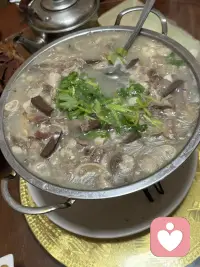 三种心理学心法，即相信自己、行动替代和屏蔽镜像神经元。在相信自己的基础上，通过亲测和亲身经历，可以有效地实现行动。行动替代是指不要过度追求目标，而是迈出第一步，避免陷入完美主义。屏蔽镜像神经元则是指避免复制身边人的认知和情绪，保护自己的频率。在不确定的世界中，坚定自信是唯一能确定的力量，而坚定的意志是唯一能确定的力量。配图