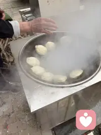 三种心理学心法，即相信自己、行动替代和屏蔽镜像神经元。在相信自己的基础上，通过亲测和亲身经历，可以有效地实现行动。行动替代是指不要过度追求目标，而是迈出第一步，避免陷入完美主义。屏蔽镜像神经元则是指避免复制身边人的认知和情绪，保护自己的频率。在不确定的世界中，坚定自信是唯一能确定的力量，而坚定的意志是唯一能确定的力量。配图