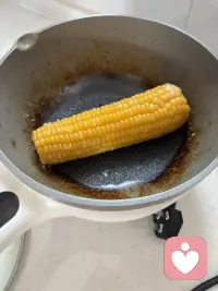 今天接受一个电话咨询，结果我把煮玉米变成了烤玉米。这可以说是个意外的收获，好多年没有吃到烤玉米了，在外面看到有也没太好意思买。好几年没有实现的愿望就这样因为某人的电话实现了。煮哪有烤更有味道呢？哈哈哈哈，这件事本人并没有多大意义，但对我而言是意义重大呀！总结一下有三点收益：1，让我实现吃到烤玉米的梦想；2，感恩那个素不相识的人那么恰到好处的电话；3，实践证明利仁的电锅真历害，糊了也不会坏，仍然完好，厉害！但是这件事不同的人完全是不同的感受。那就印证了那句话认知决定感受。配图