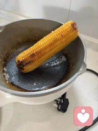 今天接受一个电话咨询，结果我把煮玉米变成了烤玉米。这可以说是个意外的收获，好多年没有吃到烤玉米了，在外面看到有也没太好意思买。好几年没有实现的愿望就这样因为某人的电话实现了。煮哪有烤更有味道呢？哈哈哈哈，这件事本人并没有多大意义，但对我而言是意义重大呀！总结一下有三点收益：1，让我实现吃到烤玉米的梦想；2，感恩那个素不相识的人那么恰到好处的电话；3，实践证明利仁的电锅真历害，糊了也不会坏，仍然完好，厉害！但是这件事不同的人完全是不同的感受。那就印证了那句话认知决定感受。配图
