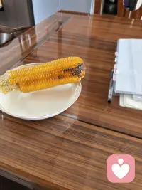 今天接受一个电话咨询，结果我把煮玉米变成了烤玉米。这可以说是个意外的收获，好多年没有吃到烤玉米了，在外面看到有也没太好意思买。好几年没有实现的愿望就这样因为某人的电话实现了。煮哪有烤更有味道呢？哈哈哈哈，这件事本人并没有多大意义，但对我而言是意义重大呀！总结一下有三点收益：1，让我实现吃到烤玉米的梦想；2，感恩那个素不相识的人那么恰到好处的电话；3，实践证明利仁的电锅真历害，糊了也不会坏，仍然完好，厉害！但是这件事不同的人完全是不同的感受。那就印证了那句话认知决定感受。配图