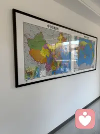 最有力量的一句话叫允许一切发生。它来自海灵格的一首诗，叫《我允许》就是你要允许自己走错路，你要允许自己看错人，你要允许你爱的人不爱你，你要允许你的工作为难你，你要允许你付出了很多之后并没有结果，你要允许今天开心，也要允许今天不开心，允许一切的发生接纳一切的发生你就会无敌了。配图