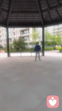 生活就是这样哪来的那么多天随人愿呢？只不过我们每一人都有把握自己生活节奏的能力，无论多忙也能抽身做些无须刻意就有的喜乐，对我这个爱好极少的人来说：来一场说玩就玩的毽球运动那便是最具娱乐性了。小区设施既新又是配套，群里一约四、五个人就迅速到位，嗨起来，那才叫一个酣畅淋漓呢，重要的是无论是踢得好每个人都守住了自己的“领地”，得到大家的一片赞许，而且即便是踢空了大家都可以笑得出来。这也许是其他的体育项目所不具备的优势吧，在大约四十分钟左右，每个人都微微出汗了，一场满满松弛感的运动就结束了。我经常想说；“没有什么是踢一场毽球解决不了的事情呢。”生活就是一边忙碌一也娱乐，享受每项可以带你体验的乐趣，那便是一种享受了。