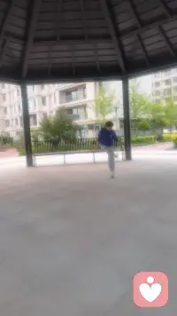 生活就是这样哪来的那么多天随人愿呢？只不过我们每一人都有把握自己生活节奏的能力，无论多忙也能抽身做些无须刻意就有的喜乐，对我这个爱好极少的人来说：来一场说玩就玩的毽球运动那便是最具娱乐性了。小区设施既新又是配套，群里一约四、五个人就迅速到位，嗨起来，那才叫一个酣畅淋漓呢，重要的是无论是踢得好每个人都守住了自己的“领地”，得到大家的一片赞许，而且即便是踢空了大家都可以笑得出来。这也许是其他的体育项目所不具备的优势吧，在大约四十分钟左右，每个人都微微出汗了，一场满满松弛感的运动就结束了。我经常想说；“没有什么是踢一场毽球解决不了的事情呢。”生活就是一边忙碌一也娱乐，享受每项可以带你体验的乐趣，那便是一种享受了。